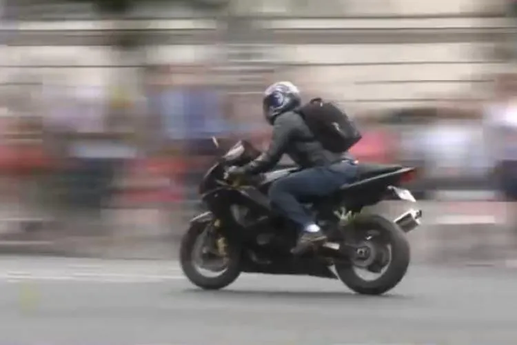 Un motociclist îi înnebunește noaptea pe locuitorii din cartierul clujean Între Lacuri: ,,Zici că face livrări de mâncare pe motocicleta din Ghost Rider’’ 