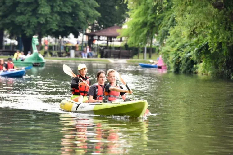 Sesiuni gratuite de caiac pe lacul Chios din Parcul Central, în acest weekend! Vezi programul sesiunilor 