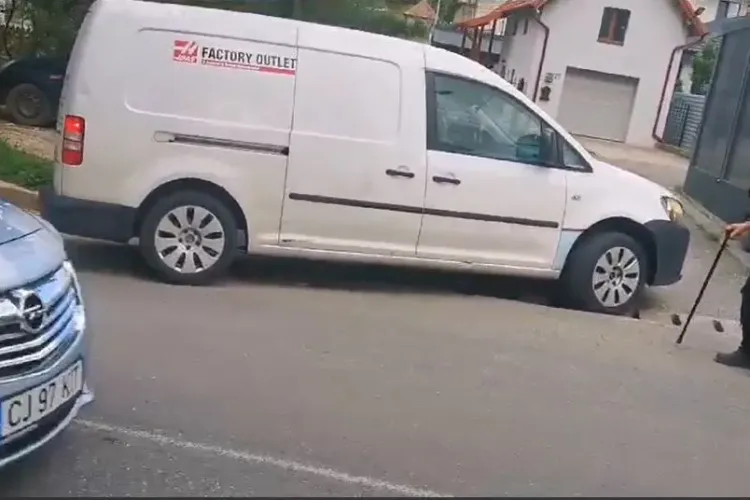 REVOLTĂTOR! Ca să parcheze fix în fața magazinului, a blocat o batrânică, forțând-o să iasă pe carosabil. Erau parcări libere la doi pași! VIDEO