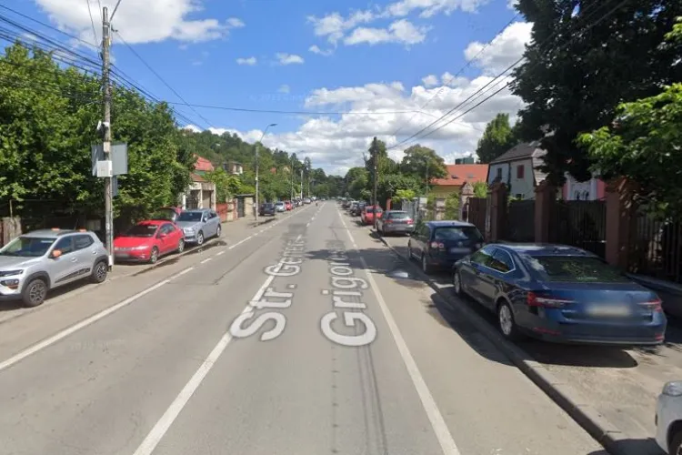Culmea traficului la Cluj! Piste pentru bicicliști pe ambele sensuri, dar nu mai este loc pentru pietoni! Cum a putut parca un Mercedes