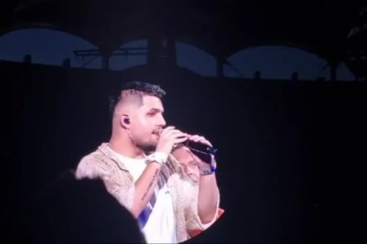 Huiduieli la concertul Coldplay! Fanii s-au revoltat după ce un manelist a urcat pe scenă și a interpretat o melodie pe ritmuri balcanice - VIDEO 