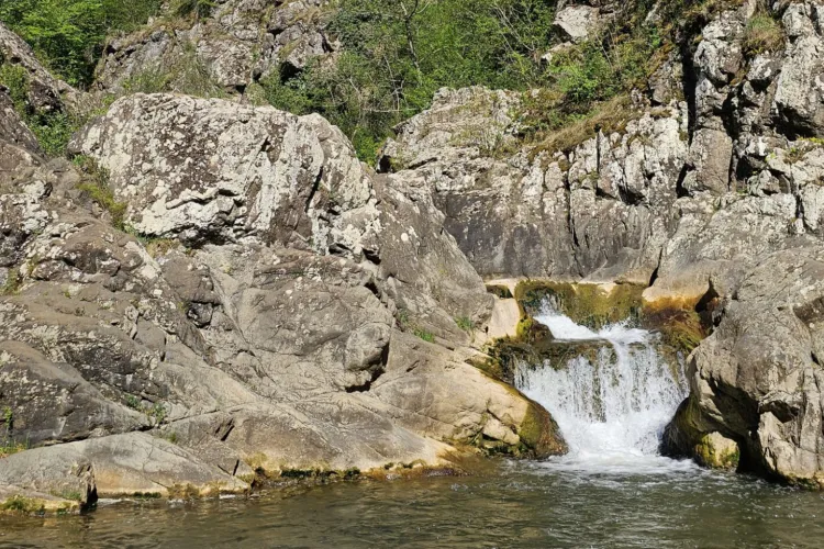 Spa-ul natural, mai puțin cunoscut, din Munții Apuseni: Cascada Ciucaș este locul perfect unde să te bălăcești într-o zi toridă de vară! - FOTO