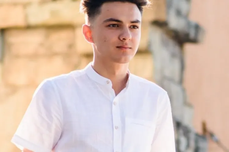 Admis la o Universitate de top din Elveția, un tânăr șef de promoție a ales să studieze la UBB Cluj. Emanuel aprofundează Inteligența Artificială