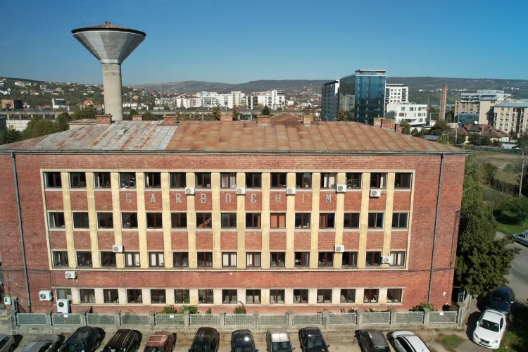 Se lucrează la conservarea și modernizarea clădirii – reper pentru „Uzina Carbochim”, cu valoare ambientală pentru Piața 1 Mai din Cluj-Napoca