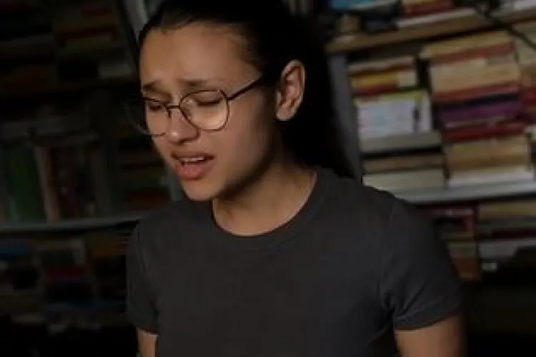 Având doar un pian, dar foarte mult talent, o tânără a transformat într-o piesă SUPERBĂ și EMOȚIONANTĂ o melodie dintr-un gen total diferit VIDEO