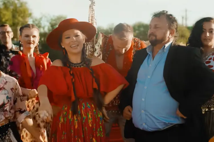 Vlăduța Lupău și Sandu Ciorbă sparg topurile cu „Ciocolata Românească”! Abia lansată, melodia țigănească e în top 10 Trending pe Youtube! VIDEO