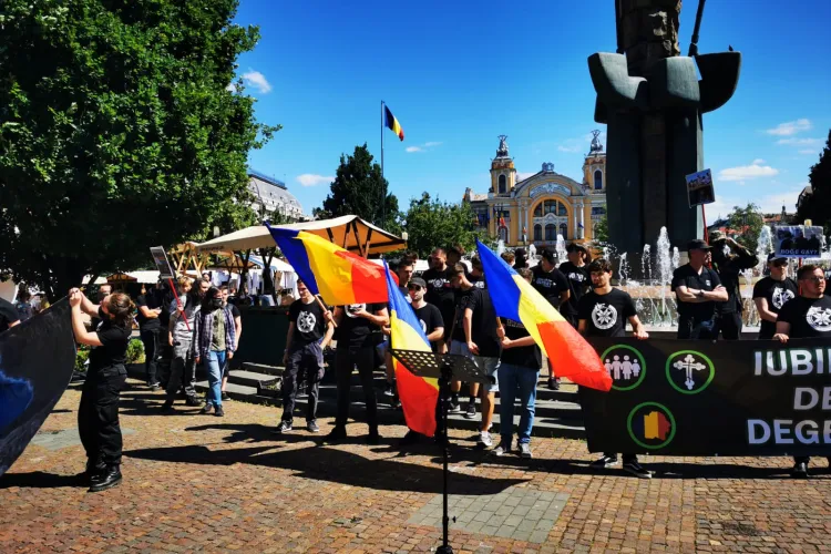 Altă piață, alt miting, același oraș Cluj-Napoca: Câteva zeci de bărbați și o singură femeie la mitingul pentru familie din Cluj-FOTO