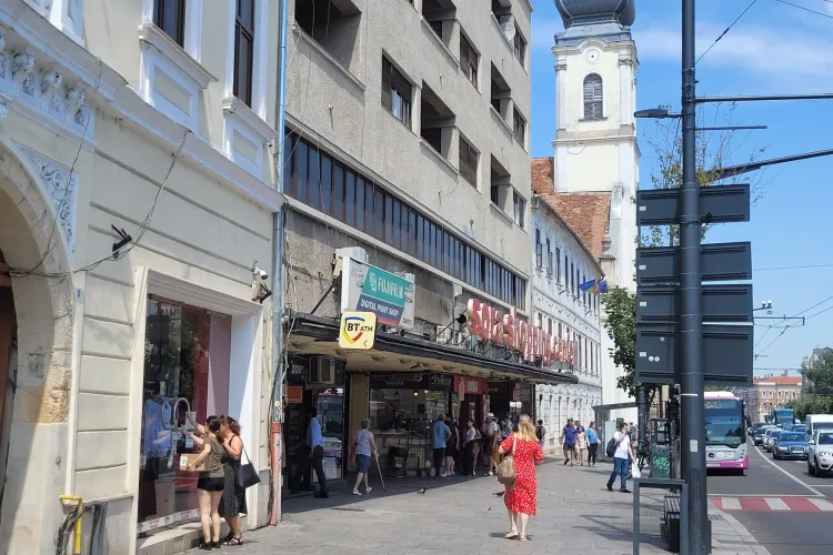 „Strică toată priveliștea minunată din centru”. Clujenii nu mai suportă „jungla” de cabluri aeriene, trase la întâmplare de „meseriași” prin oraș