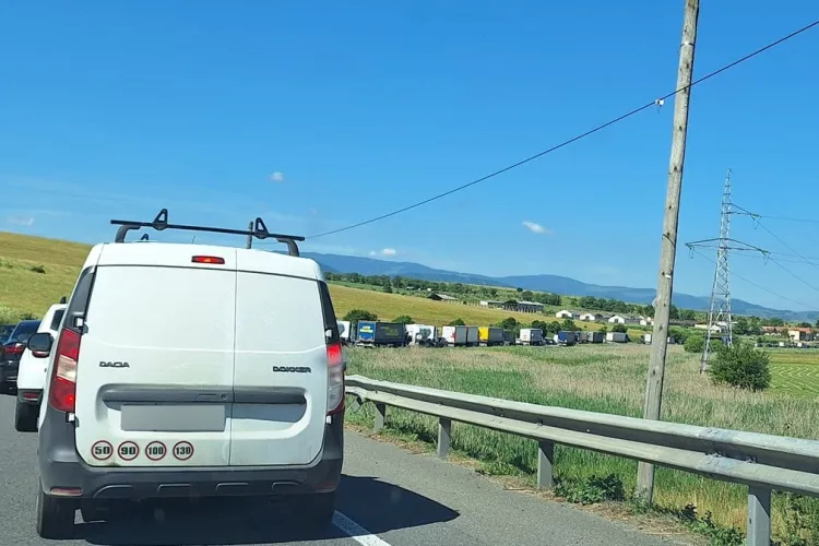 Cluj: Coloană infernală la intrarea în Huedin. Coada de mașini se întinde pe mai mulți kilometri