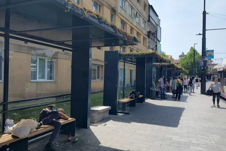 Așa arată Piața Gării din Cluj când afară sunt 30 de grade! „Erau buni niște copaci. Dar nu, BETON” - FOTO 