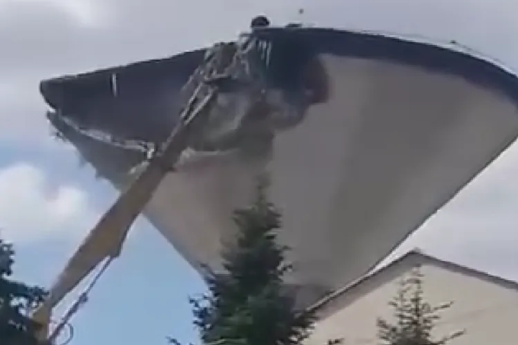 VIDEO. A început demolarea vechiului turn de apă de pe platforma industrială Carbochim din Cluj-Napoca