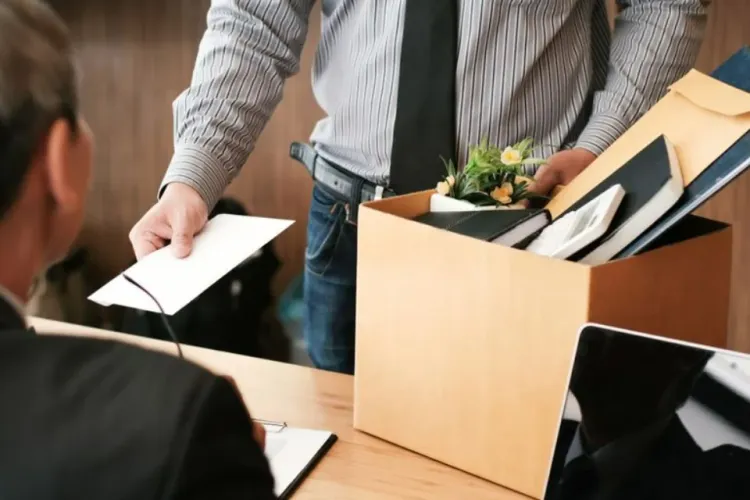 Preavizul în caz de demisie: Tot ce trebuie să știe angajații și angajatorii în cazul unui angajat care își dă demisia