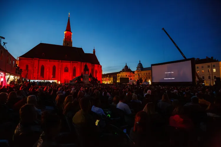 Clujenii se plâng că unul dintre cele mai importante evenimente culturale din Cluj a ajuns ,,un mare nor de fum’’ din cauza fumătorilor