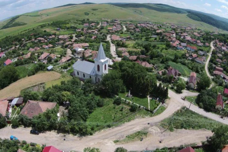 Clujeni de OMENIE! Într-o localitate din Cluj comunitatea intervine acolo unde statul e nepăsător: Adunăm bani să-i cumpărăm o bicicletă poștașului