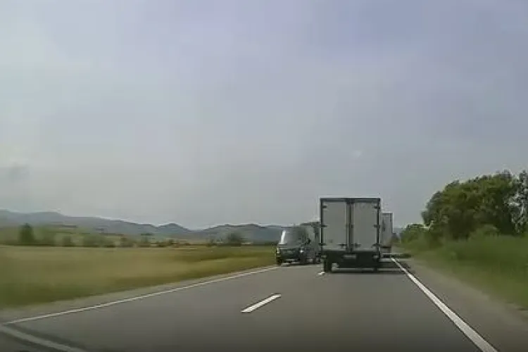 Acest șofer de autocar este pericol public! ”Ajungi în siguranță la adresă” este sloganul firmei, scris mare pe mașină VIDEO