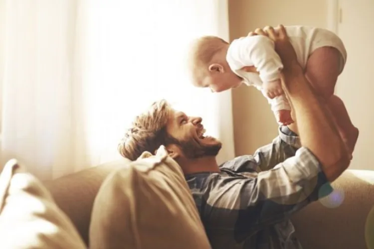 Veste bună pentru tătici! S-a promulgat legea prin care toţi taţii care au calitatea de salariat pot primi concediu paternal