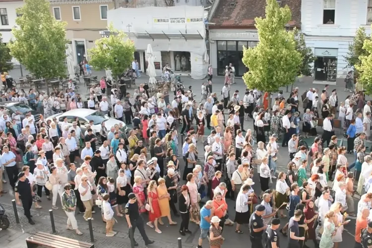 Mii de oameni, prezenți la procesiunea de Rusalii de la Cluj-Napoca! Se continuă o veche tradiție din Ardeal, rugăciune pentru roadele pământului