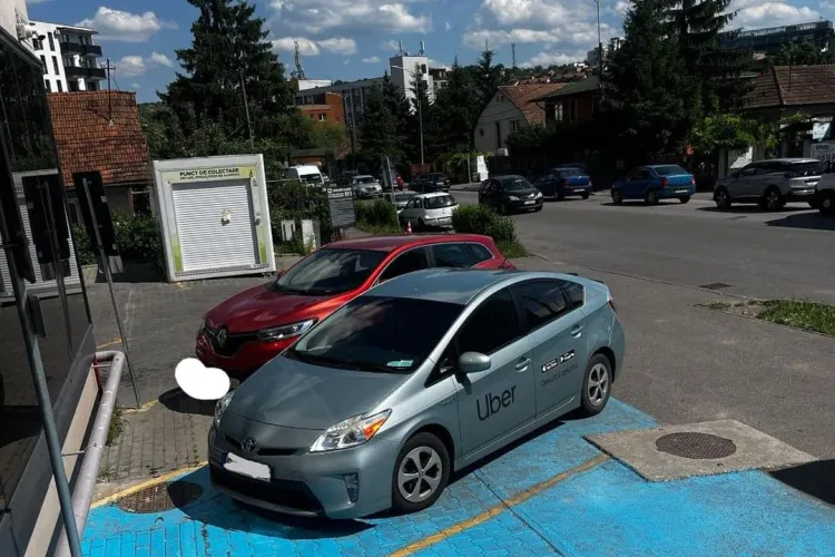 Tupeu de șofer clujean la UBER, parcat pe loc pentru persoane cu handicap: „I-am atras atenția, dar a zis că nu-l interesează/ Unde fac reclamație?”