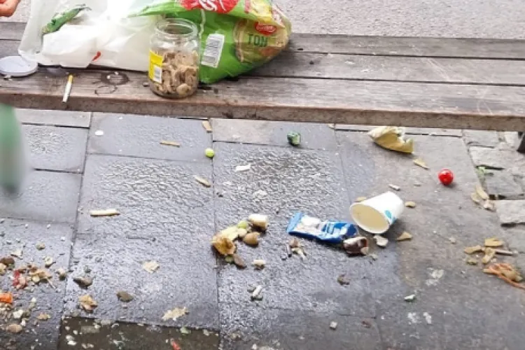 Băncile din Piața Gării folosite pe post de tomberoane: ,,Deci Doamne ferește/Bătaie de joc” - FOTO