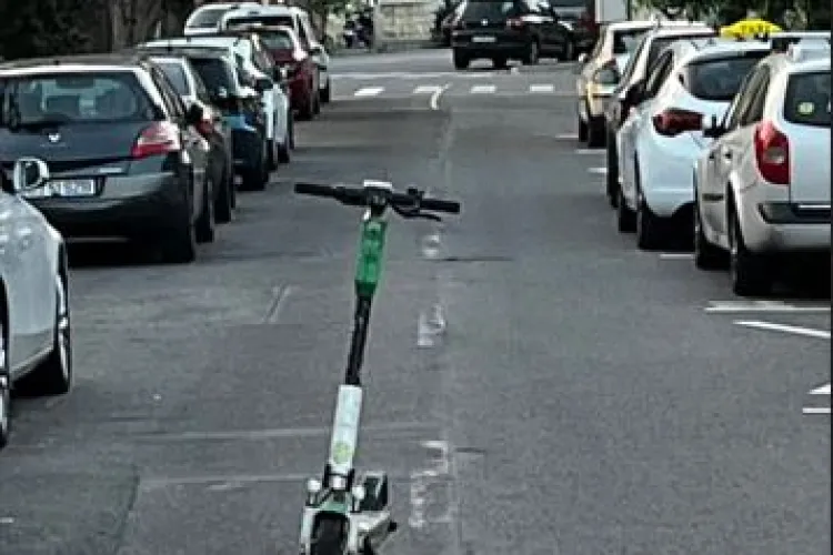 A ”parcat” trotineta în mijlocul drumului și a plecat! ”Cât de nesimțit să fii să o lași așa?”