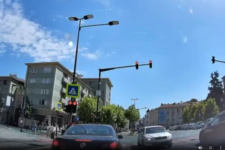 A intrat printre două mașini pe contrasens! E doar un șofer inconștient sau și intersecția favorizează erorile în Piața Lucian Blaga din Cluj? VIDEO