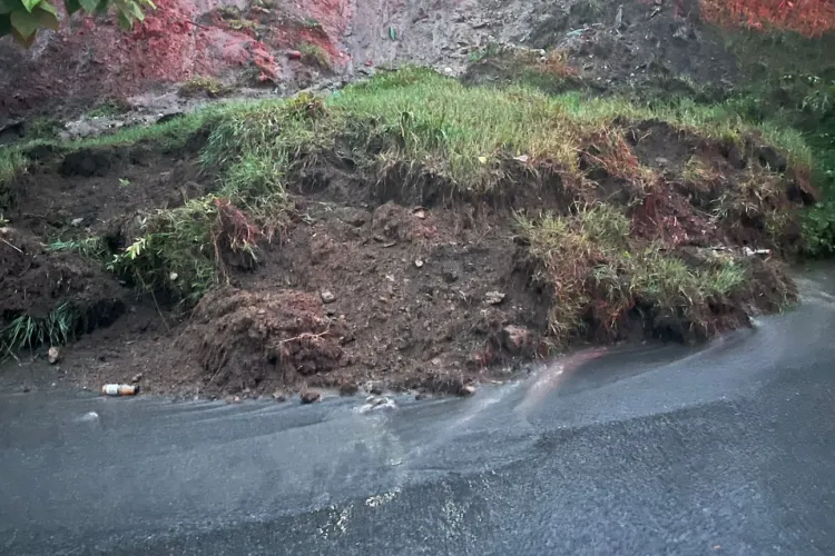 O nouă alunecare de teren în Cluj-Napoca. Pompierii au fost solicitați să intervină pe strada Valea Seacă 