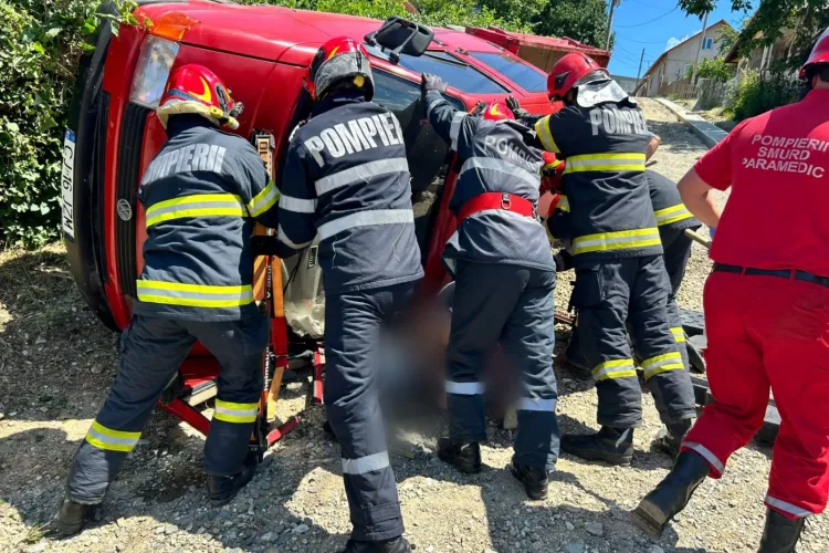 Tânără de 20 de ani din Cluj, prinsă sub o autoutilitară! Echipajele au transportat-o de urgență la spital 