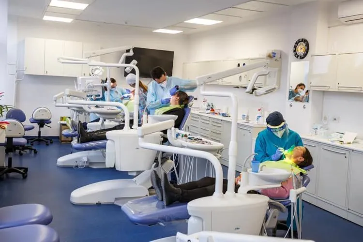 Vizite gratuite la dentist pentru mai mulți pensionari din Cluj! Primăria vrea să majoreze plafonul de la care pensionarii pot primi servicii stomatologice