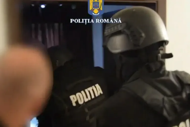 Doi tineri, fată și băiat, au fost arestați după ce au furat dintr-un apartament de pe strada Horea din Cluj-Napoca aproape 250 mii lei- VIDEO