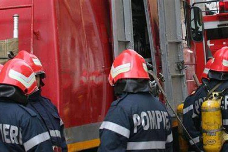 Incendiu Cluj- O casă a luat foc din cauza unor haine care s-au aprins la mansardă. Fumul gros a alertat toți vecinii -FOTO