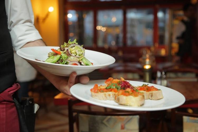 Trei restaurante din Cluj-Napoca vor lucra cu „ospătari de la distanță”! E o premieră în România