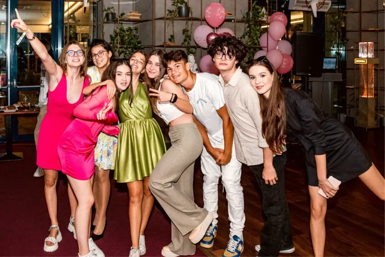 Crezi că ești la curent cu muzica nouă? Iată TOP 10 piese la petrecerile de majorat ale tinerilor din Cluj!