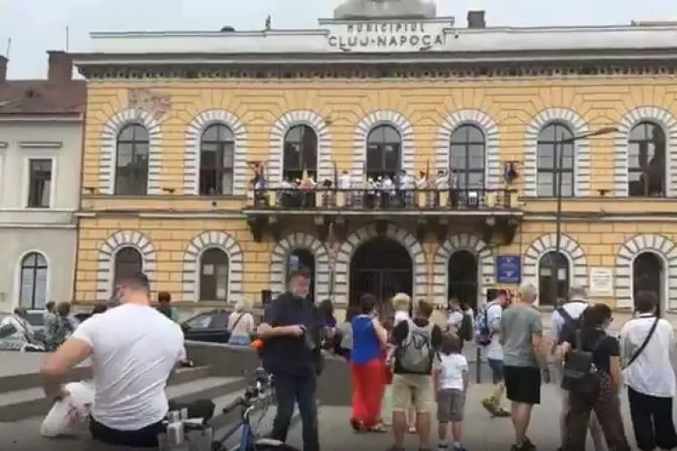 Ce moment! Serenadă din balconul Primăriei Cluj-Napoca/ Nessun Dorma, interpretată de artiștii Operei Cluj a răsunat în centrul orașului VIDEO