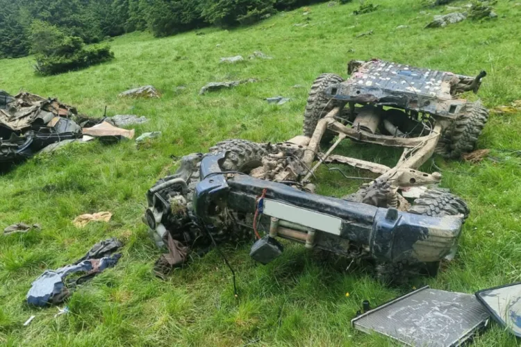 Doi tineri care s-au dat peste cap de mai multe ori cu o mașină de teren aduși de urgență la Cluj cu elicopterul SMURD- FOTO/VIDEO