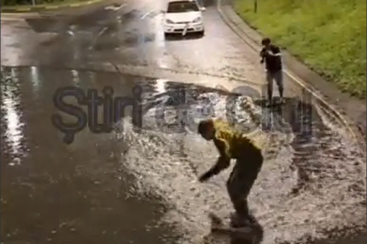 Clujenii au transformat inundațiile de sub podul din Mărăști în pistă de skateboarding: „Când Clujul îți dă bălți, fă surfing pe ele!” VIDEO