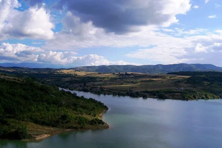 Lacul bântuit din Transilvania de care nici animalele nu se apropie, dar care reușește să atragă anual sute de turiști! - FOTO