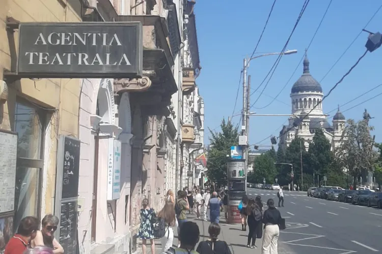 Clujenii ,,se coc” pur și simplu așteptând autobuzul. O stație din centrul Clujului nu oferă nici măcar un loc la umbră:  ,,Te bate un soare în cap”