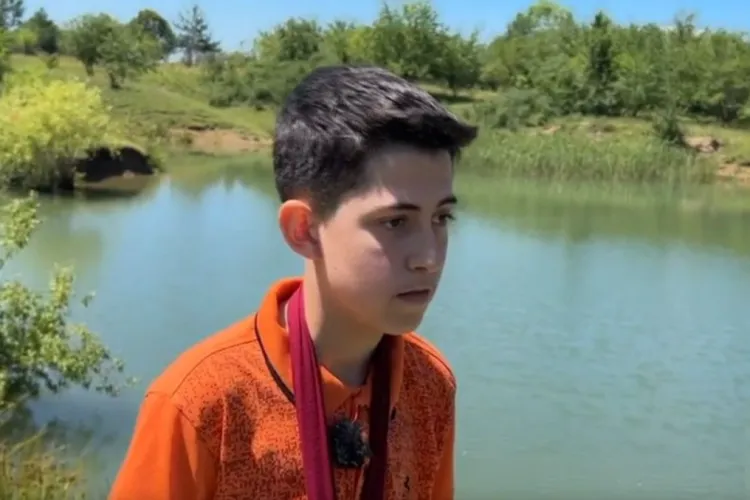 Un copil a reușit să își salveze prietenul de la înec, deși avea mâna în ghips: „Mi-am dat ghipsul jos și am sărit după el”