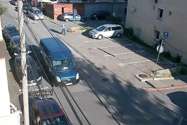 Șoferia nu e pentru toată lumea! Un „dubițar” clujean, din graba lui spre nicăieri, a lăsat un Audi fără o oglindă - VIDEO