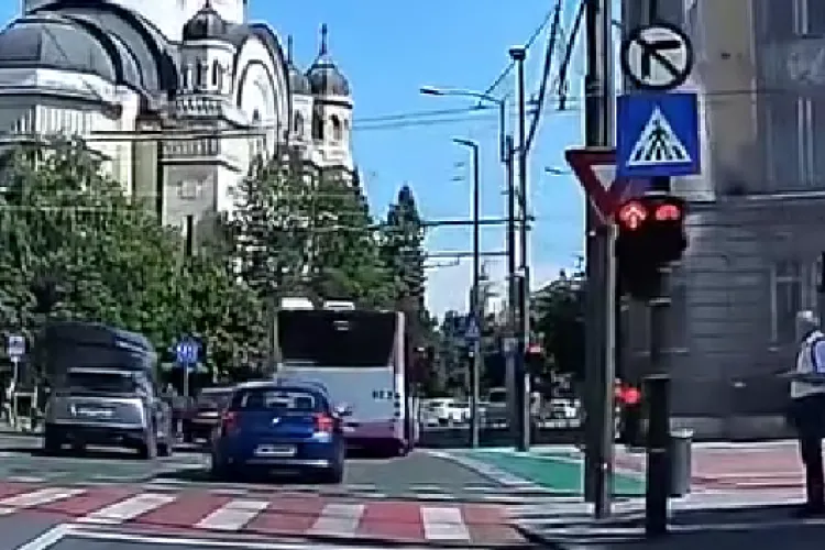 Verdele e pentru „fraieri”, la Cluj. Mai multe mașini suprinse în timp ce trec pe roșu pe o stradă din centrul orașului - VIDEO