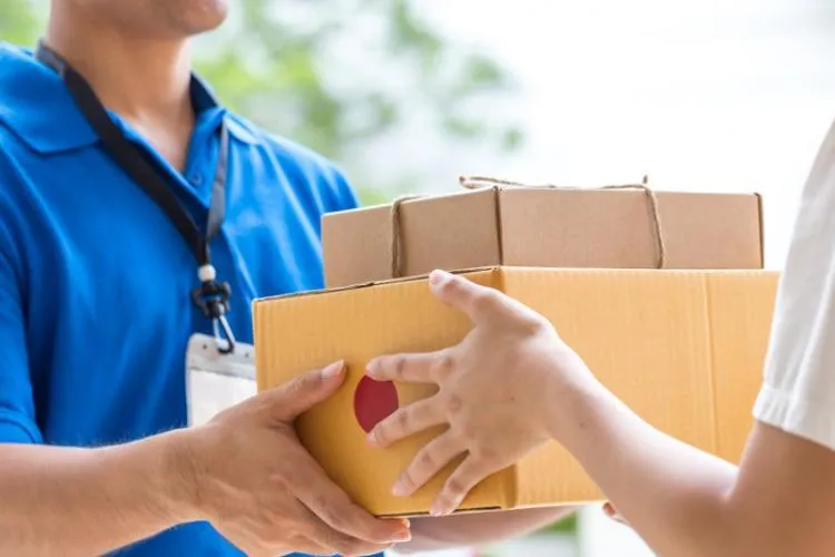 Metoda ,,coletul” ia amploare în România! Cum poți să te alegi cu o pagubă de zile mari dacă alegi să deschizi un pachet de la curier 