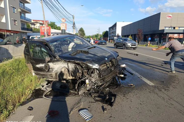 Accident pe strada Transilvaniei, Cluj-Napoca. O mașină a izbit violent un cap de pod și s-a răsturnat. Șoferul a fost transportat la spital FOTO