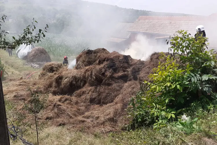 Incendiu într-o localitate din Cluj. O căpiță de fân a luat foc și risca să aprindă și casa din apropiere. Cauza: liniile electrice de deasupra -FOTO
