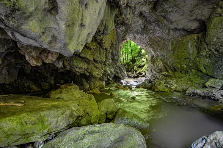 Minunea din Apuseni - perfectă pentru o escapadă în zilele caniculare! Locul impresionează prin frumusețea lucrării create de natură - FOTO