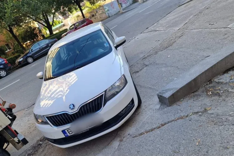 Un șofer din Capitală a înfuriat-o la culme pe o clujeancă: „Am ieșit cu căruciorul pe carosabil săracule, nu stați în oraș dacă n-aveți bani de parcare”