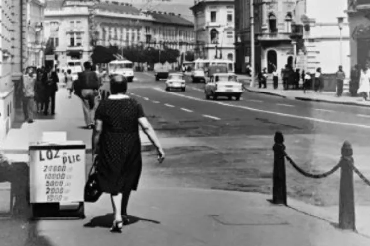 Vânzător ambulant ,,de noroc’’, surprins pe străzile Clujului în anii ‘70! Ați câștigat vreodată la ,,loz în plic”? - FOTO 