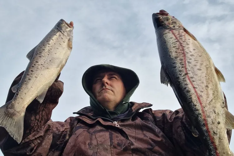 Regele Păstrăvului din Ardeal a dat o nouă lovitură, pe un lac din Cluj! Câți pești uriași a prins și ce metodă unică folosește 