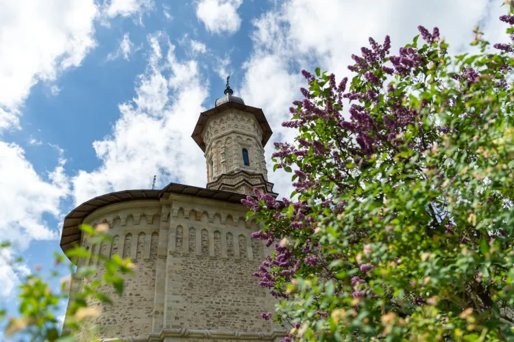 Pagina unei mănăstiri, atacată de hackeri! Infractorii cibernetici au înlocuit postările cu rugăciuni cu filme pentru adulți 