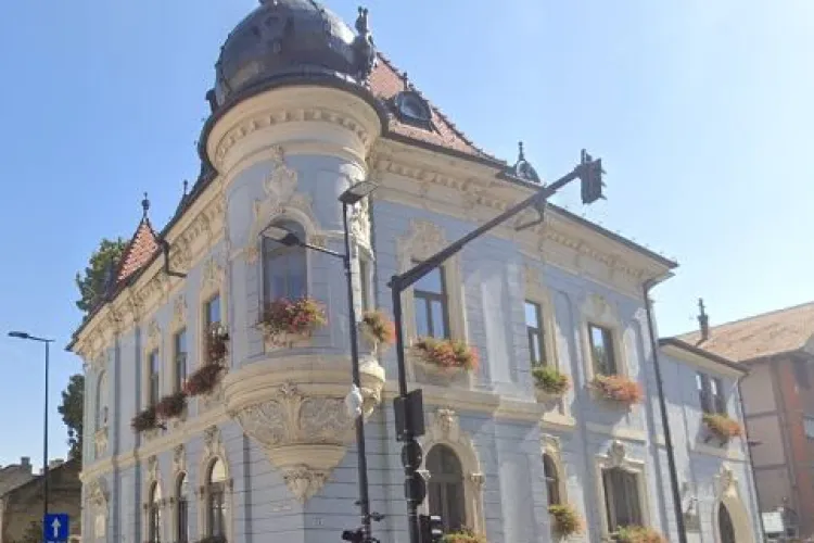 Ai trecut des pe lângă această clădire superbă din centrul Clujului. De ieri, ea ascunde în spate un adevărat ”colț de rai”  FOTO