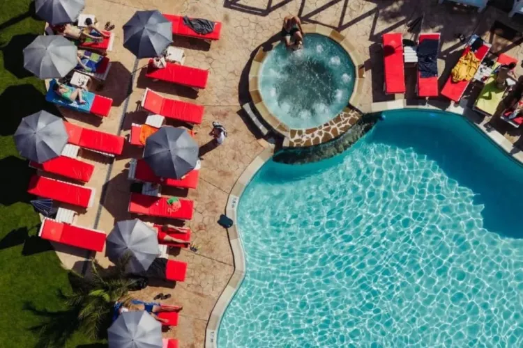 Eleganță și rafinament la un ștrand din Ardeal! Aici e „Paradisul Transilvaniei”, locul este superb, iar prețurile decente: „Refugiul perfect”